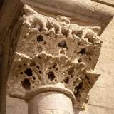 Da questo lato riusciamo ad osservare anche i capitelli pi� pregiati, finalmente riconoscibili dopo la pulitura: figure umane stilizzate sembrano correre tra grappoli d�uva...